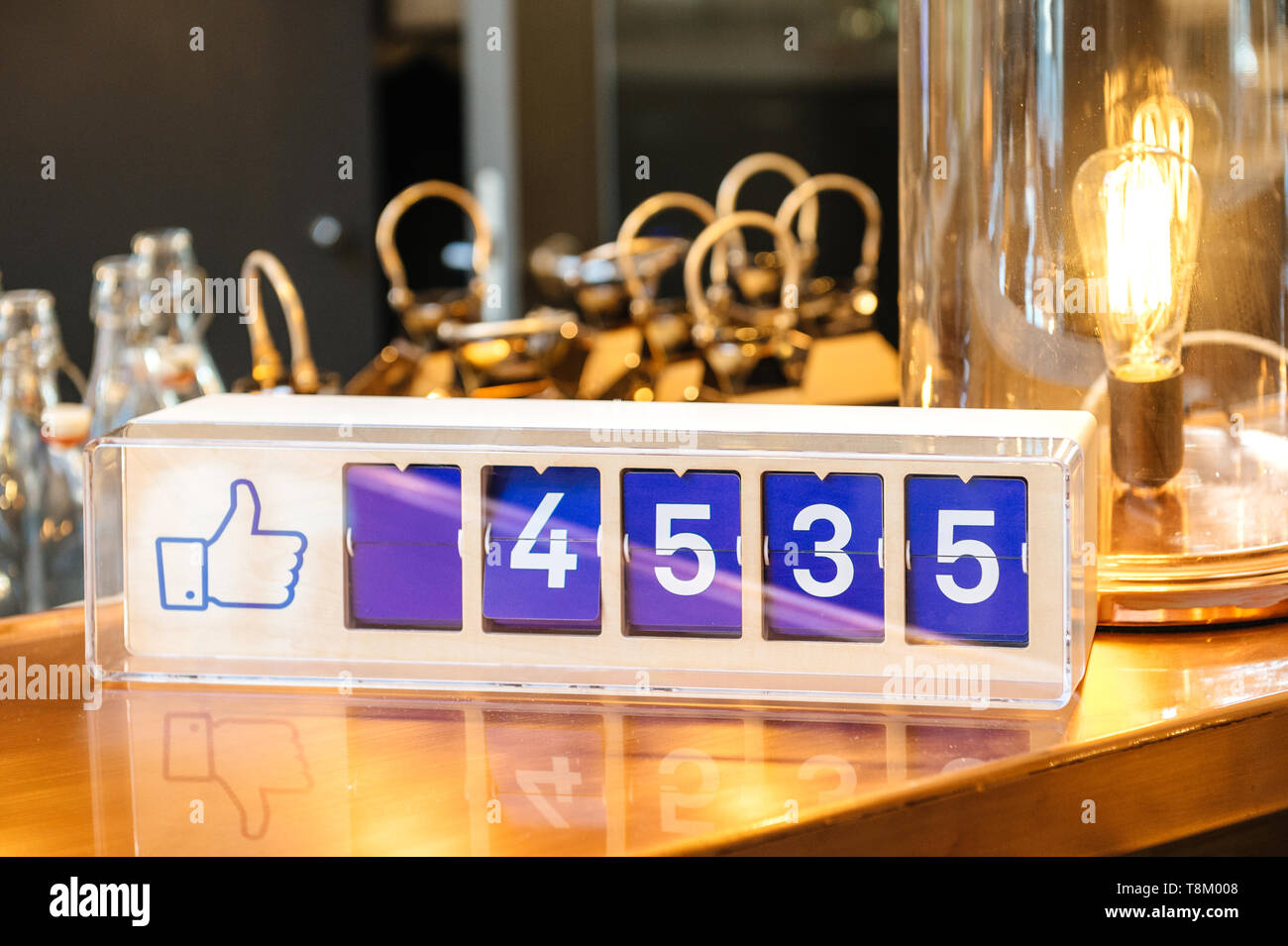 London, Regno Unito - 21 Gen 2017: tavolo luminoso segno dispositivo contatore che indica il numero totale di ama su Social Media Facebook per il bar, caffetteria, di un ristorante e di un piccolo business 4535 ama Foto Stock