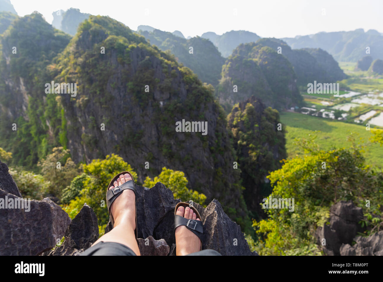 Escursionista godendo top panorama da Bich Dong Pagoda, verso Bich Dong Village, Ninh Binh Provincia, Vietnam Asia Foto Stock