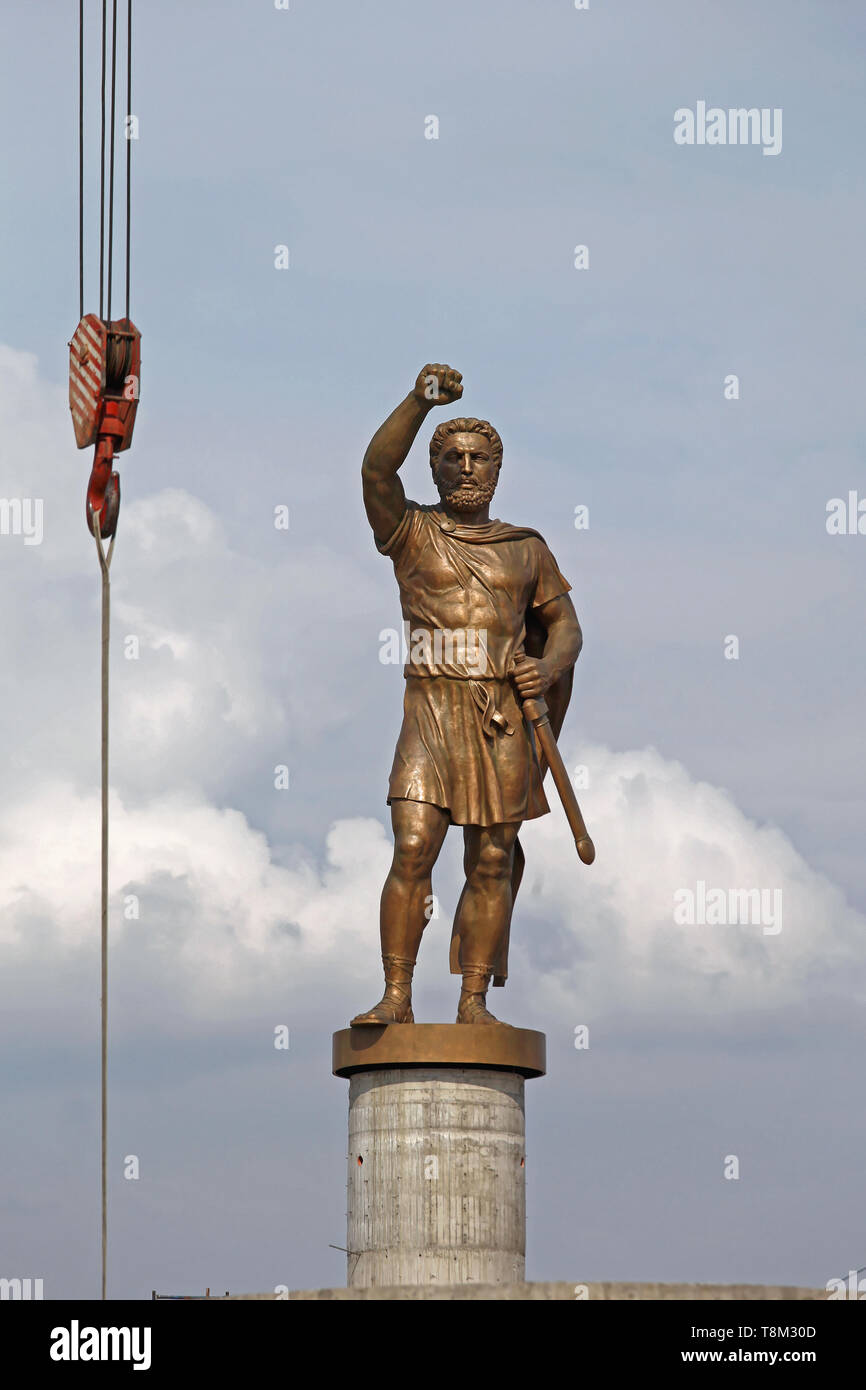 Skopje, Macedonia - 17 Settembre 2012: la formatura di Philip II Macedon statua in bronzo Sito in costruzione con il gancio della gru a Skopje in Macedonia. Foto Stock