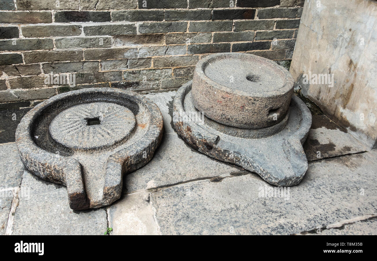 Hong Kong, Cina - 8 Marzo 2019: Tai Fu Tai casa ancestrale in un nuovo territorio. Primo piano di macinazione delle pietre a cucina storica. Foto Stock