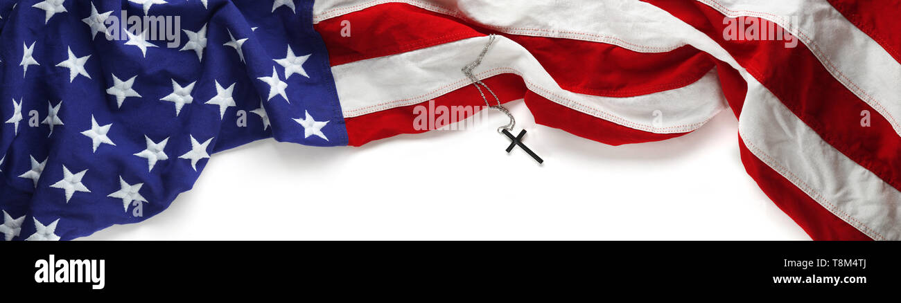 Rosso, bianco e blu della bandiera americana con una croce cristiana per il Memorial Day o Veterano del giorno sullo sfondo Foto Stock