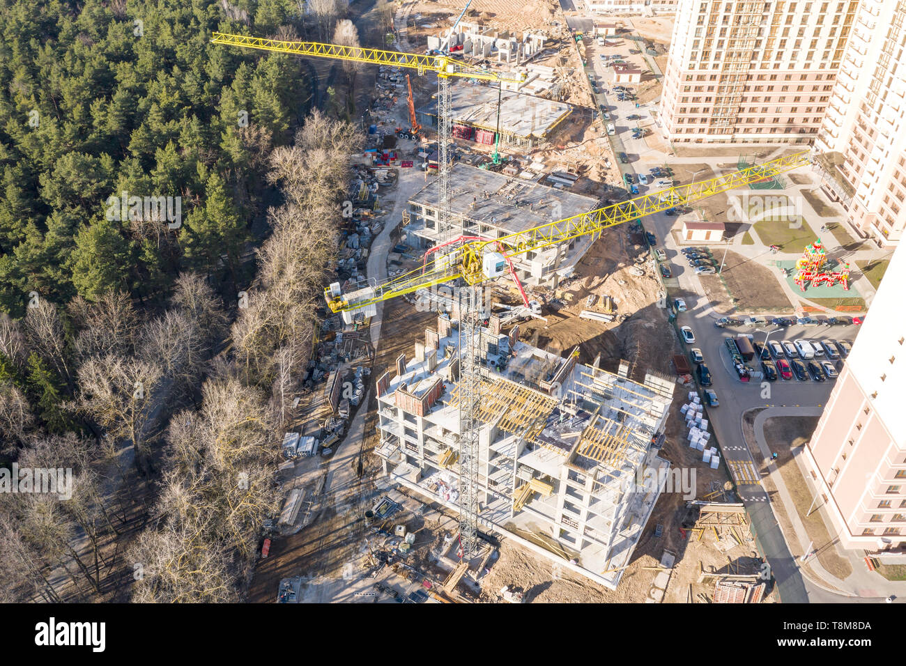 Lo sviluppo della nuova area urbana. sito in costruzione con gru a torre. drone immagine. vista aerea Foto Stock