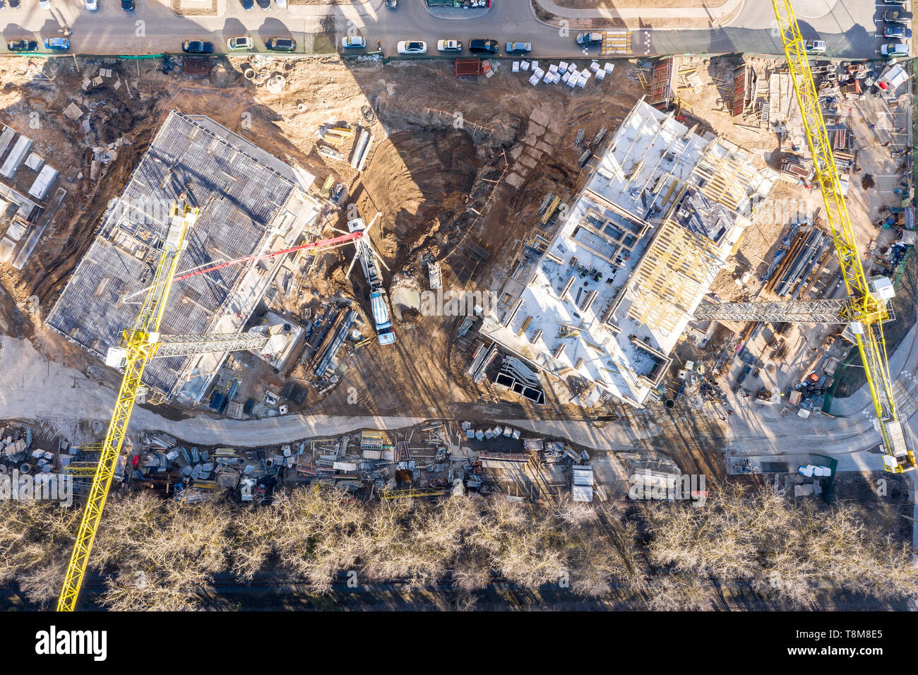 Immagine aerea di costruzione urbana sito con gru a torre. drone foto Foto Stock