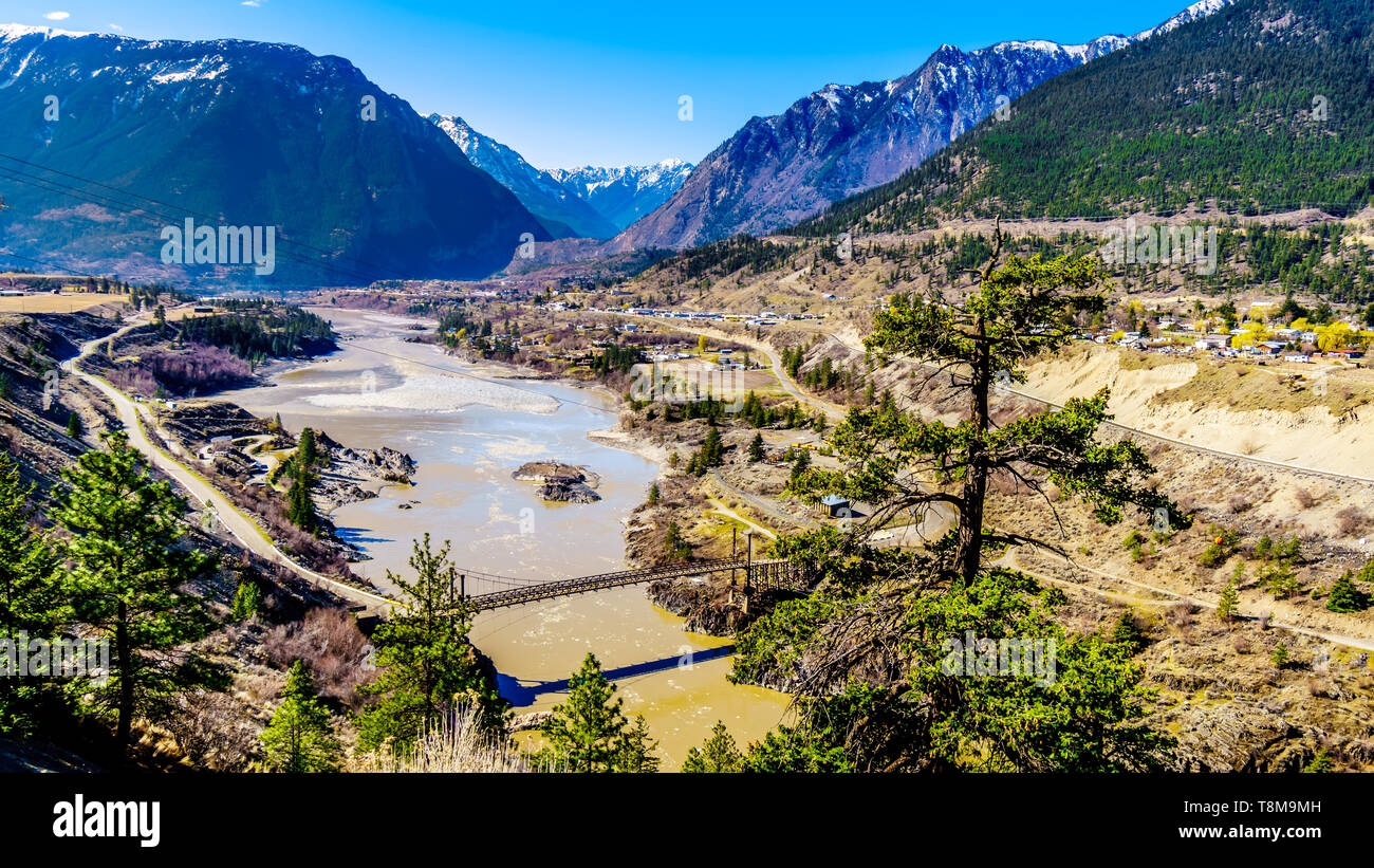 Vista del Ponte Vecchio, una singola corsia ponte sopra il fiume Fraser presso la città appena a nord della città di Lillooet, British Columbia, Canada Foto Stock
