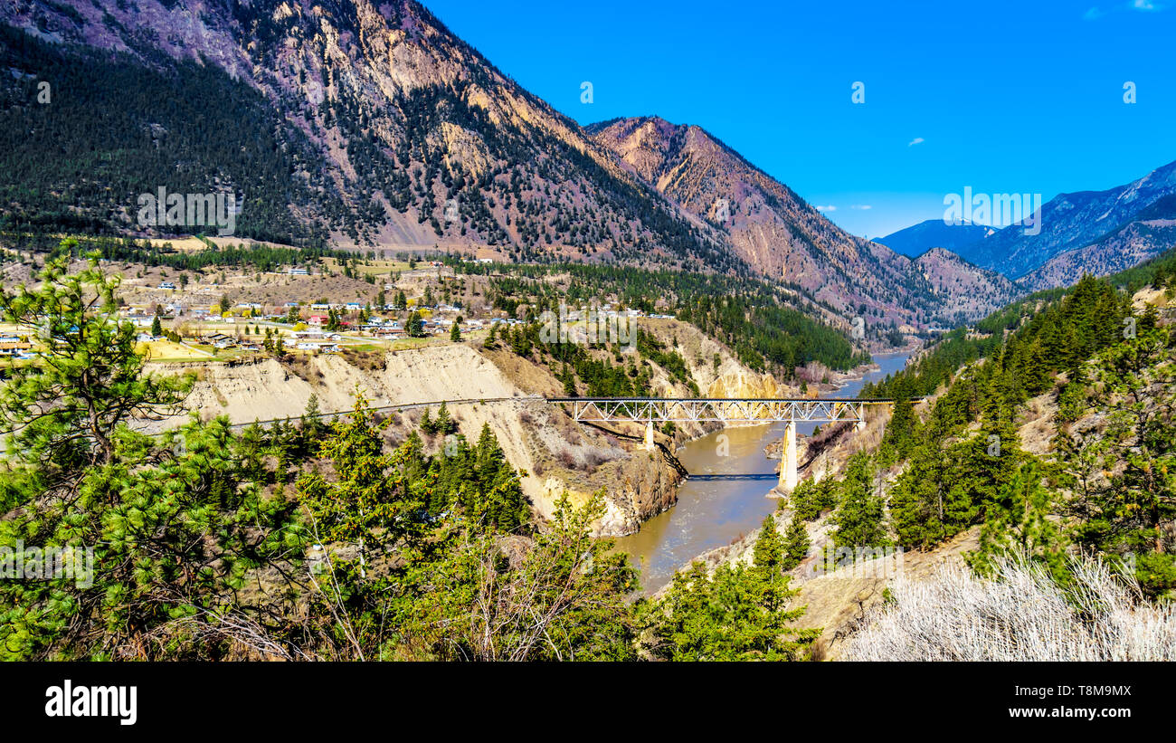 Vista del Ponte Vecchio, una singola corsia ponte sopra il fiume Fraser presso la città appena a nord della città di Lillooet, British Columbia, Canada Foto Stock