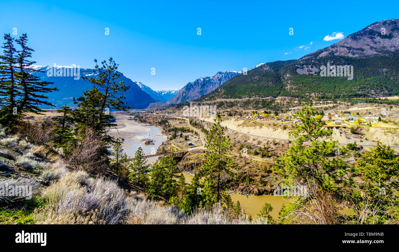 Vista del Ponte Vecchio, una singola corsia ponte sopra il fiume Fraser presso la città appena a nord della città di Lillooet, British Columbia, Canada Foto Stock