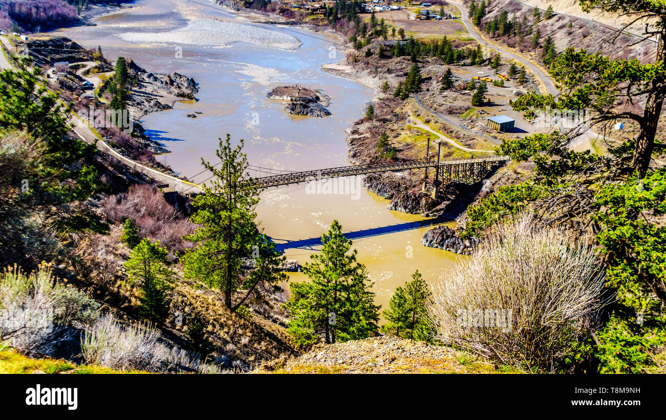 Vista del Ponte Vecchio, una singola corsia ponte sopra il fiume Fraser presso la città appena a nord della città di Lillooet, British Columbia, Canada Foto Stock