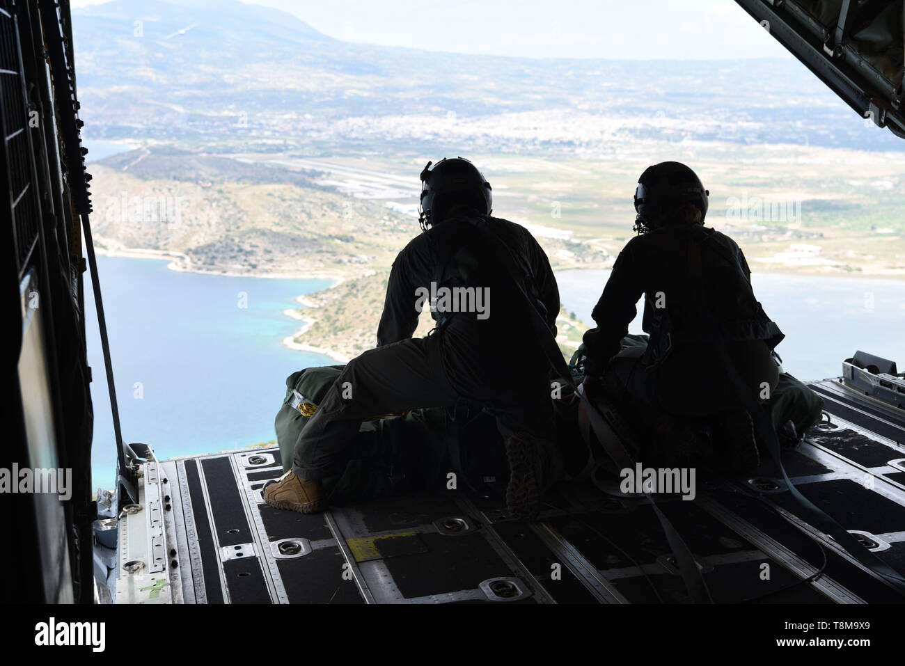 Due Stati Uniti Air Force loadmasters dalla 37th Airlift Squadron, Ramstein Air Base, Germania, prepararsi a carico di caduta al di fuori di un C-130J Super Hercules durante l'esercizio fisico rubato Cerberus vi possono, 8, 2019, al largo della costa della Grecia. Esercizio rubato Cerberus è un bilaterale annuale evento di formazione con la Hellenic Air Force progettato per migliorare l'interoperabilità e le capacità di trasporto aereo attraverso il giunto realistico operazioni aeree formazione, compresa la formazione di medicina aeronautica le operazioni di evacuazione e airlift e funzionalità airdrop. (U.S. Air Force foto di SrA Milton Hamilton) Foto Stock