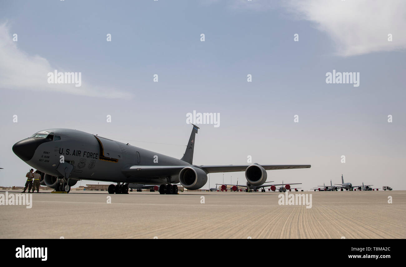 La fase di pre-flight preparati sono condotte per un KC-135R Stratotanker in preparazione per il primo rifornimento di combattimento del F-35un fulmine II, Aprile 26, 2019 in una località segreta. La F-35 è sulla sua prima della distribuzione per il medio oriente come parte della manifestazione inaugurale del combattente di nuova generazione con capacità di combattimento. (U.S. Air Force foto di Senior Airman Keifer Bowes) Foto Stock