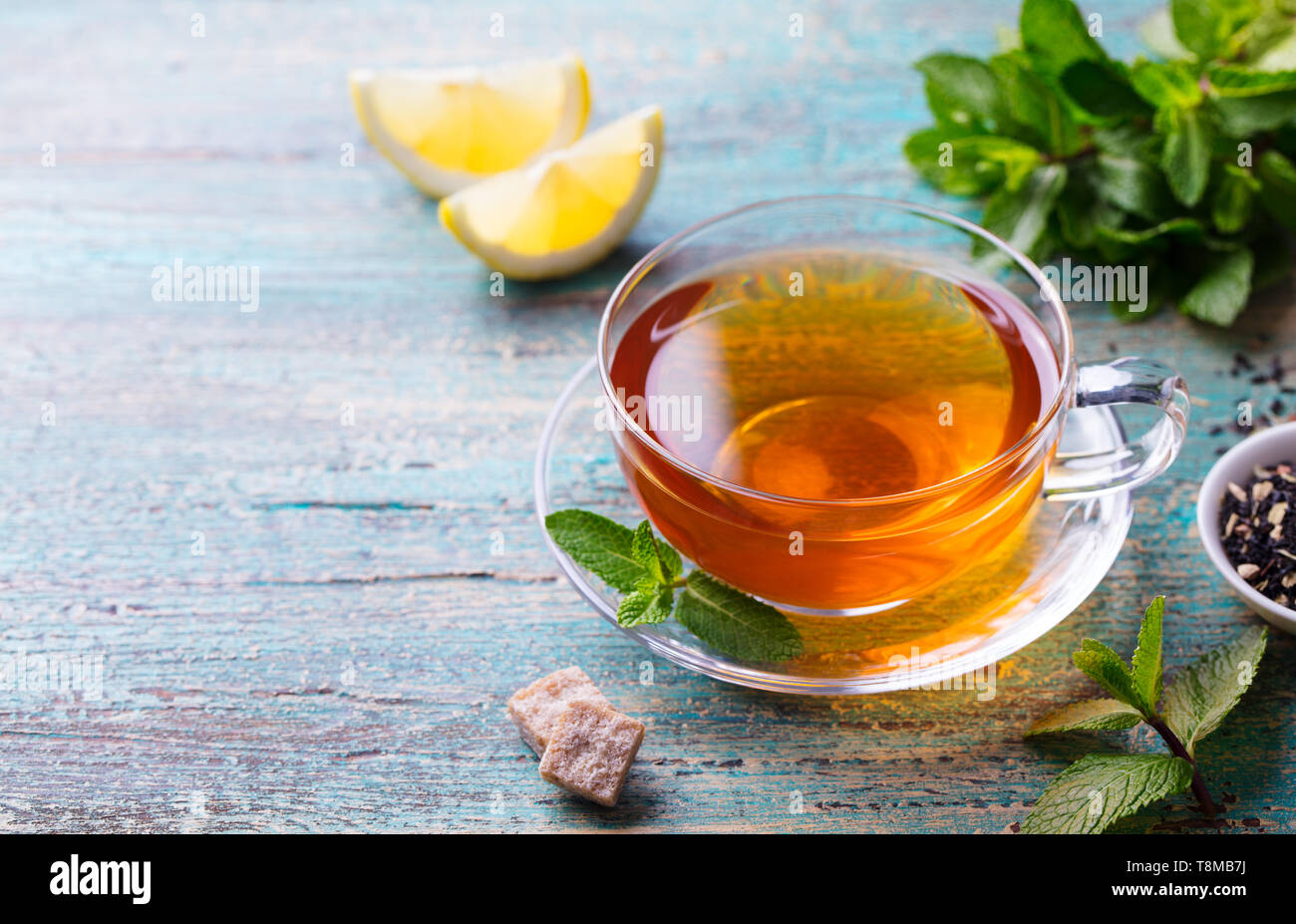 Tazza da tè con foglia di menta e limone. Sfondo di legno. Copia dello spazio. Foto Stock