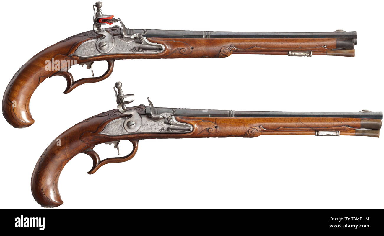 Una coppia di flintlock pistols, Andreas Gans in Augsburg, circa 1740, brunito canne lisce, segmentato da guaine, con leggermente sommersa museruola in 12 mm di calibro. Scarsamente flintlocks cesellato, le piastre di bloccaggio firmato e inciso con un civic stemma. Finemente scolpiti piena di scorte con ridotta, argento mobili e naselli realizzato dal clacson. Ramrods in legno con tromba suggerimenti. Con le riparazioni professionali, uno forestock con una piccola crepa. Lunghezza 43 cm. storico, storico, civile pistola, civile pistole, palmare, Gun, pistole, armi da fuoco, braccio di fuoco, armi da fuoco, Additional-Rights-Clearance-Info-Not-Available Foto Stock