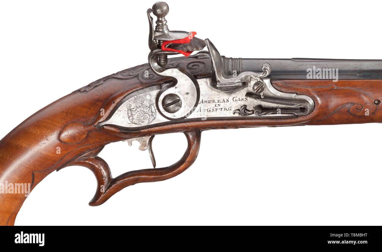 Una coppia di flintlock pistols, Andreas Gans in Augsburg, circa 1740, brunito canne lisce, segmentato da guaine, con leggermente sommersa museruola in 12 mm di calibro. Scarsamente flintlocks cesellato, le piastre di bloccaggio firmato e inciso con un civic stemma. Finemente scolpiti piena di scorte con ridotta, argento mobili e naselli realizzato dal clacson. Ramrods in legno con tromba suggerimenti. Con le riparazioni professionali, uno forestock con una piccola crepa. Lunghezza 43 cm. storico, storico, civile pistola, civile pistole, palmare, Gun, pistole, armi da fuoco, braccio di fuoco, armi da fuoco, Additional-Rights-Clearance-Info-Not-Available Foto Stock