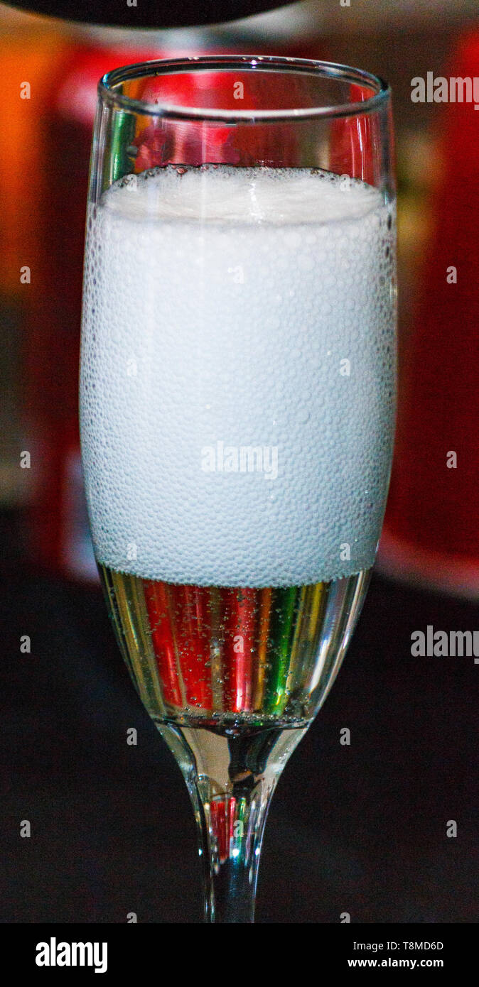 Unico flûte di champagne con un sacco di bolle Foto Stock
