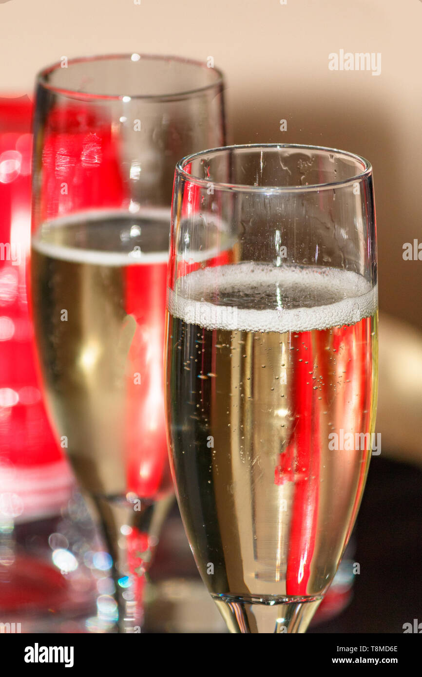 Due scanalature con champagne. Foto Stock