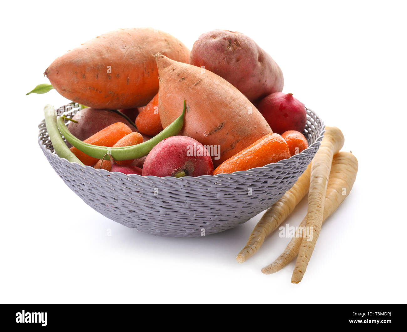 Ciotola con vari ortaggi freschi su sfondo bianco Foto Stock