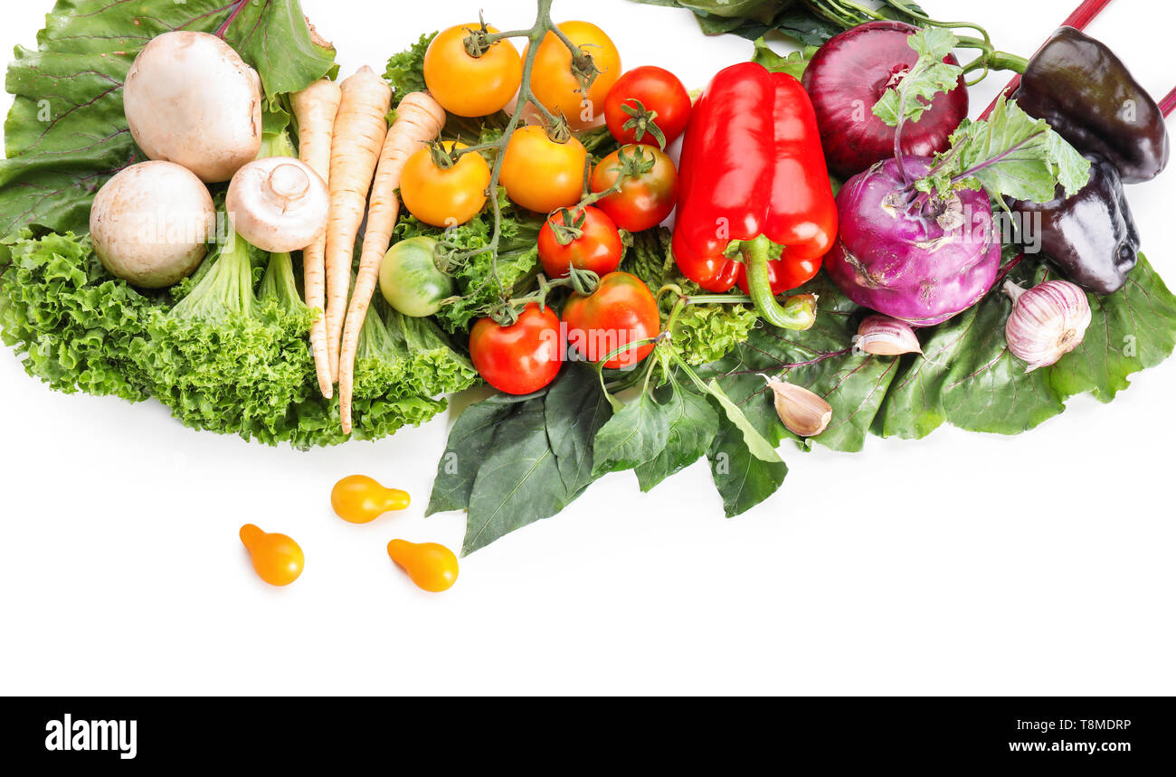 Vari ortaggi freschi su sfondo bianco Foto Stock