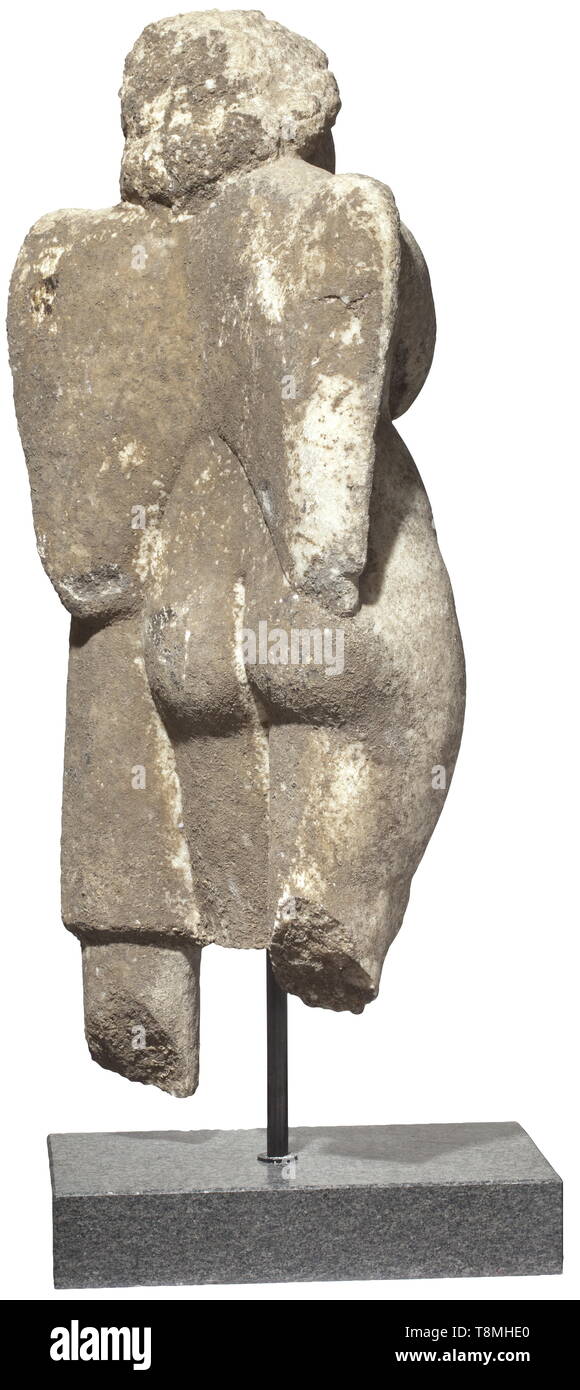 Un Romano Hymenaeus, fine del II secolo D.C. in marmo bianco con patina di età. La figura di un ragazzo in piedi con le ali, appoggiato ad una colonna drappeggiati con un cappotto con la sua spalla sinistra e la sua testa, tenendo un fogliame corona nella mano sinistra. Numerosi urti e piccole imperfezioni, le gambe dalle ginocchia verso il basso sono mancanti. Montato su un piedistallo contemporanea. Altezza senza stand 91 cm, peso circa 130 kg. Provenienza: Collezione privata dal sud della Germania, acquisita nel commercio di opere d' arte a Vienna nel 1979. storica, storica, Impero Romano, il mondo antico, Additional-Rights-Clearance-Info-Not-Available Foto Stock