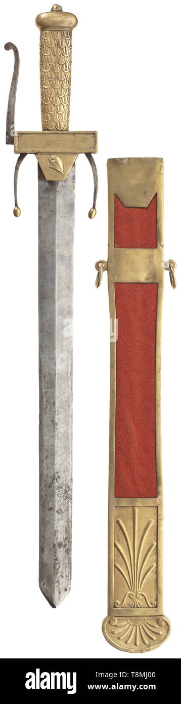 Una spada corta 'Glaive' M 1794 per 'Ecole de Mars' laureati dopo un design dal famoso pittore rivoluzionario Jacques-Louis David (1748 - 1825) in stile classicistic seguendo il modello del romano gladius. A doppio taglio lama di diamante appiattita la sezione e il punto centrale. Ottone massiccio elsa (tracce di doratura), cross-guard di sezione quadrata, trapezoidale languet (su entrambi i lati un cappuccio Phyrigian in rilievo), scalato grip, globosa schiacciata pomo, ferro fuso a snodo-bow e due barre di ferro con terminali in ottone. Ottone Foglio scabbard (tracce di doratura) con rosso, Additional-Rights-Clearance-Info-Not-Available Foto Stock