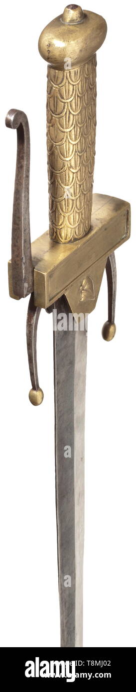 Una spada corta 'Glaive' M 1794 per 'Ecole de Mars' laureati dopo un design dal famoso pittore rivoluzionario Jacques-Louis David (1748 - 1825) in stile classicistic seguendo il modello del romano gladius. A doppio taglio lama di diamante appiattita la sezione e il punto centrale. Ottone massiccio elsa (tracce di doratura), cross-guard di sezione quadrata, trapezoidale languet (su entrambi i lati un cappuccio Phyrigian in rilievo), scalato grip, globosa schiacciata pomo, ferro fuso a snodo-bow e due barre di ferro con terminali in ottone. Ottone Foglio scabbard (tracce di doratura) con rosso, Additional-Rights-Clearance-Info-Not-Available Foto Stock