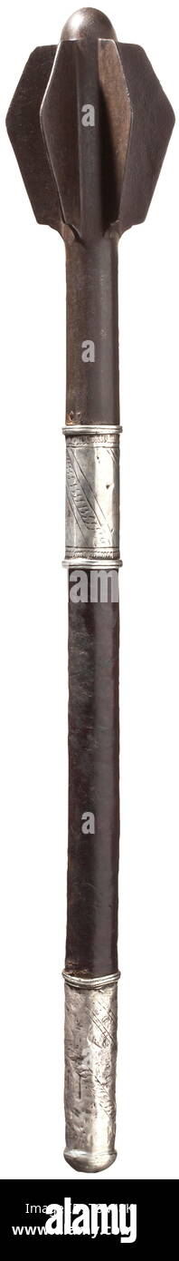 Un ungherese di argento montato macis, xvii secolo testa di ferro con sei flange, attaccato ad una lunga presa sfaccettato. Manico in legno ricoperta di cucito in pelle nera. Ampio foglio manicotti in argento con incise le bande decorative apposta sotto il socket e sull'estremità del manico, il manicotto inferiore riparato presso la transizione al pomo. Lunghezza 59,5 cm. storica, storica, tool, strumenti militari, militaria, dispositivo di combattimento, oggetto, oggetti, alambicchi, clipping, tagliate, cut-out, ritagli di metallo, metalli, arma, armi, armi, armi, utensile e un pezzo di equipaggiamento, ute, Additional-Rights-Clearance-Info-Not-Available Foto Stock