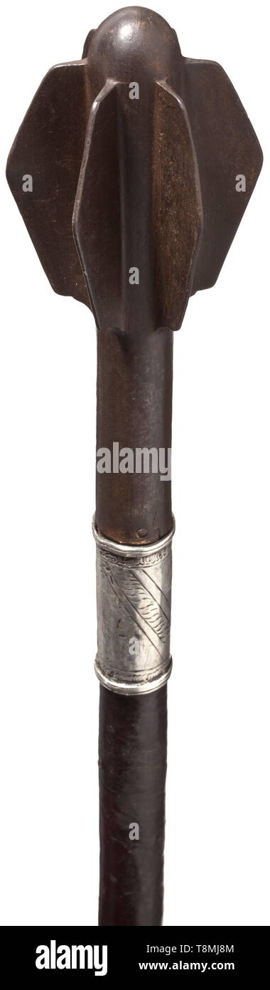 Un ungherese di argento montato macis, xvii secolo testa di ferro con sei flange, attaccato ad una lunga presa sfaccettato. Manico in legno ricoperta di cucito in pelle nera. Ampio foglio manicotti in argento con incise le bande decorative apposta sotto il socket e sull'estremità del manico, il manicotto inferiore riparato presso la transizione al pomo. Lunghezza 59,5 cm. storica, storica, tool, strumenti militari, militaria, dispositivo di combattimento, oggetto, oggetti, alambicchi, clipping, tagliate, cut-out, ritagli di metallo, metalli, arma, armi, armi, armi, utensile e un pezzo di equipaggiamento, ute, Additional-Rights-Clearance-Info-Not-Available Foto Stock