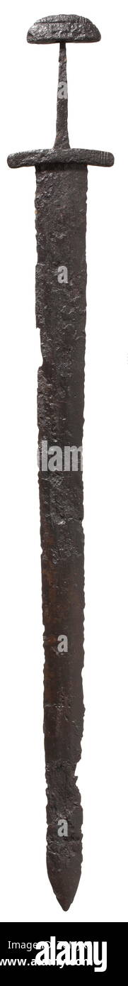 Una centrale di spada europea degli inizi del Medioevo, 8th/IX secolo robusta a doppio taglio lama di lenticolare di sezione trasversale con leggermente appiattito gualchiere su entrambi i lati. Breve quillons con decorazioni incise leggermente angolati verso la lama. Stretto, leggermente codolo conico con semi-circolare pomo della costruzione in due pezzi con raffinati disegni incisi. Lunghezza 82 cm. storica, storica, spada, spade, armi, armi, arma, braccio, dispositivo di combattimento, militare, militaria, oggetto, oggetti, alambicchi, clipping, clippings, tagliate, cut-out, ritagli mischia , Additional-Rights-Clearance-Info-Not-Available Foto Stock