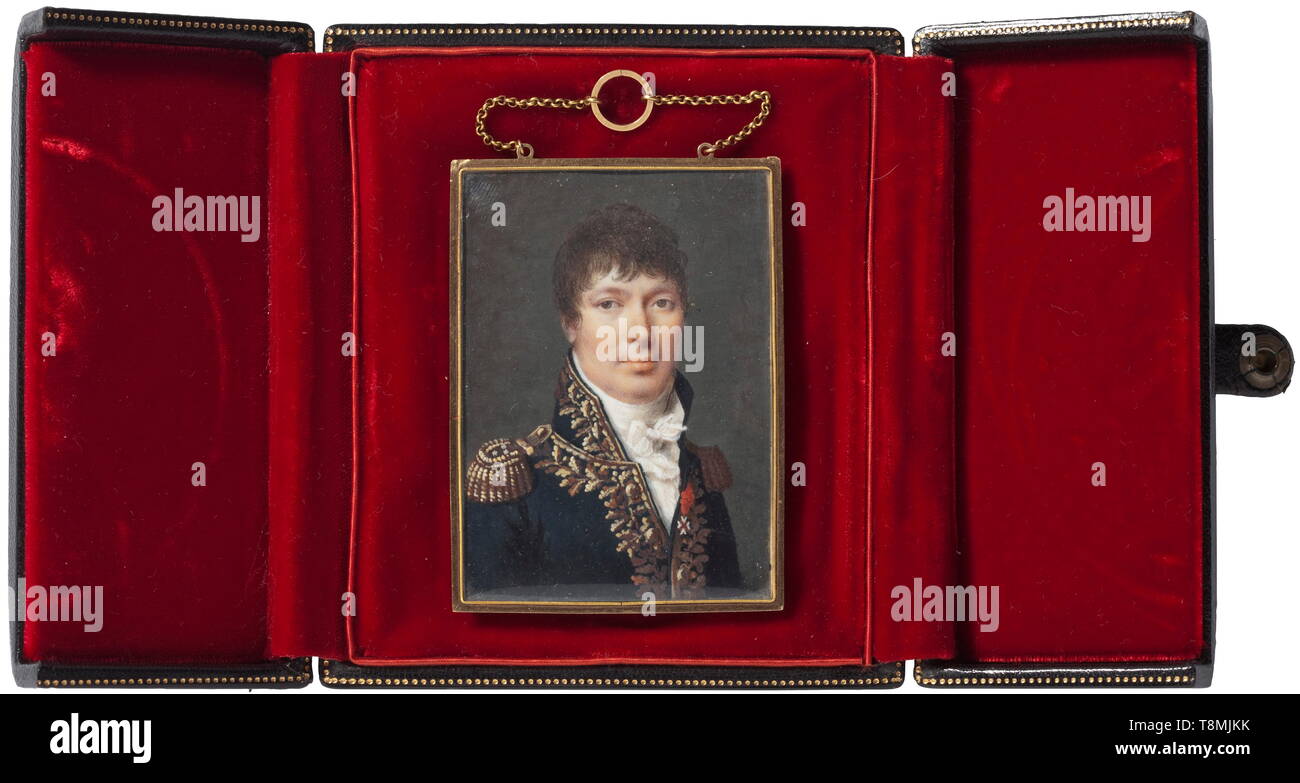 Tenente generale Antoine-Louis-Hector, vicomte de Montesson (1762 -?) - un ritratto in miniatura, 1800 Gouache e acquerello su avorio. Il generale in pieno uniforme del vestito con la Croce della Legione d'onore. Retro con iscrizione manoscritta 'Mr. le .. de Montesson'. Sotto vetro, nella bella cornice dorata (18 carati). Illeggibile Maker's Mark sul lato destro. Etichetta con il nome del generale apposto sul retro. Misure 7.4 x 5.4 cm. In cuoio rivestito caso di data successiva. Ottimo lavoro. Antoine-Louis-Hector, vicomte de Montesson - tenente gene, Additional-Rights-Clearance-Info-Not-Available Foto Stock