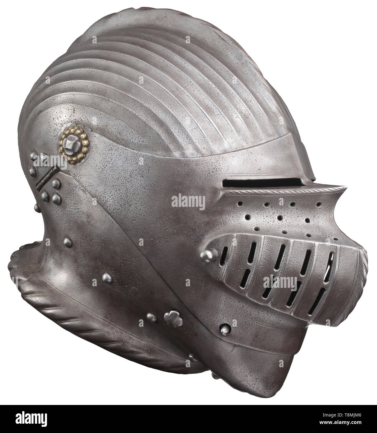 A sud della Germania vicino casco di Massimiliano tipo, circa 1520 in un unico pezzo con il cranio piatto, cordata comb. Sul pettine di una apertura per il fissaggio di una cresta. Dieci scanalature su entrambi i lati, una ribattuta pennacchio di ottone presa con decorazione incisa (aggiunto) nella nuca. Visiera imperniata con separate feritoie su un pronunciato verso l'esterno la flangia con allacciatura inciso. Robusto svasata zona centrale con una cordata nervatura centrale, fiancheggiata da lunghe feritoie di ventilazione di sei scanalature. Sul lato destro di una maniglia rivettata (aggiunto?), al di sotto di una serratura a molla con premere il pulsante . Originale di viso, Additional-Rights-Clearance-Info-Not-Available Foto Stock