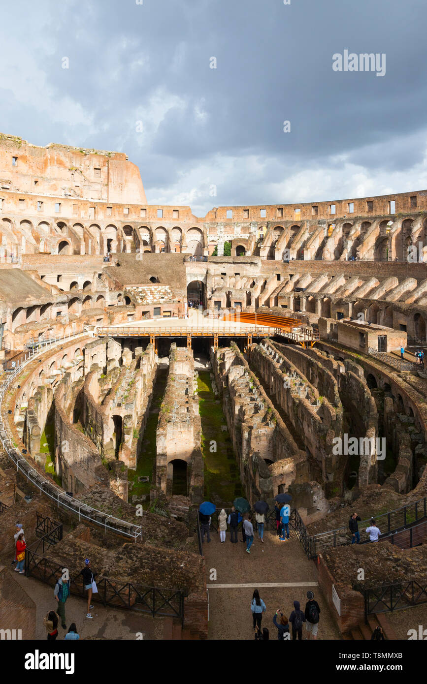 Italia, Roma: vestigia romane del Colosseo (o Colosseo), il Colosseo, il sito turistico registrato come sito del Patrimonio Mondiale dell'UNESCO Foto Stock