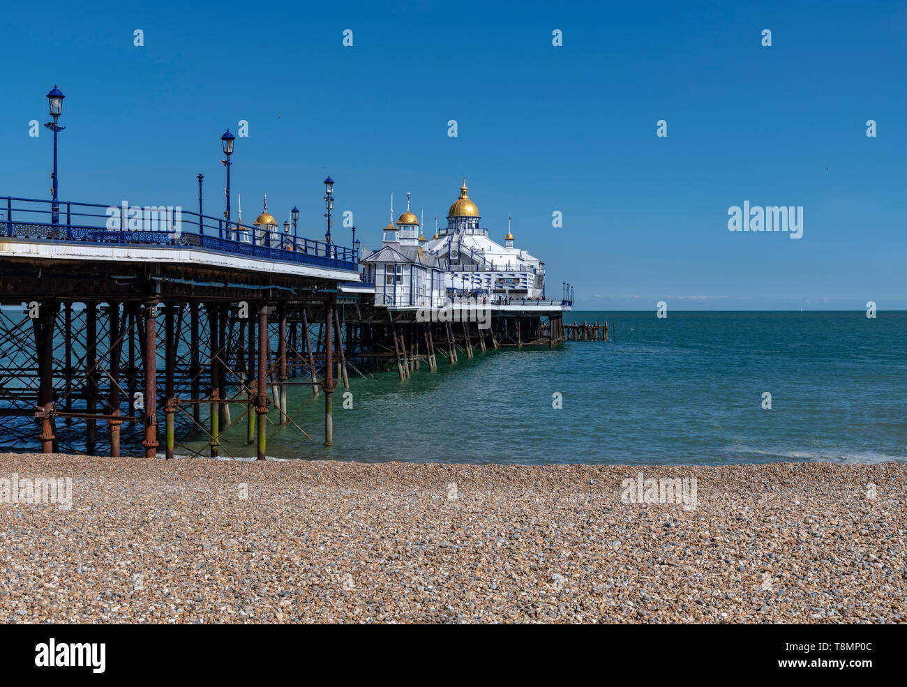 Eastbourne Pier. Completato nel 1872, è lunga 300 metri e costruito su palafitte, che resto in tazze sul fondale consentendo l intera struttura da spostare. Foto Stock