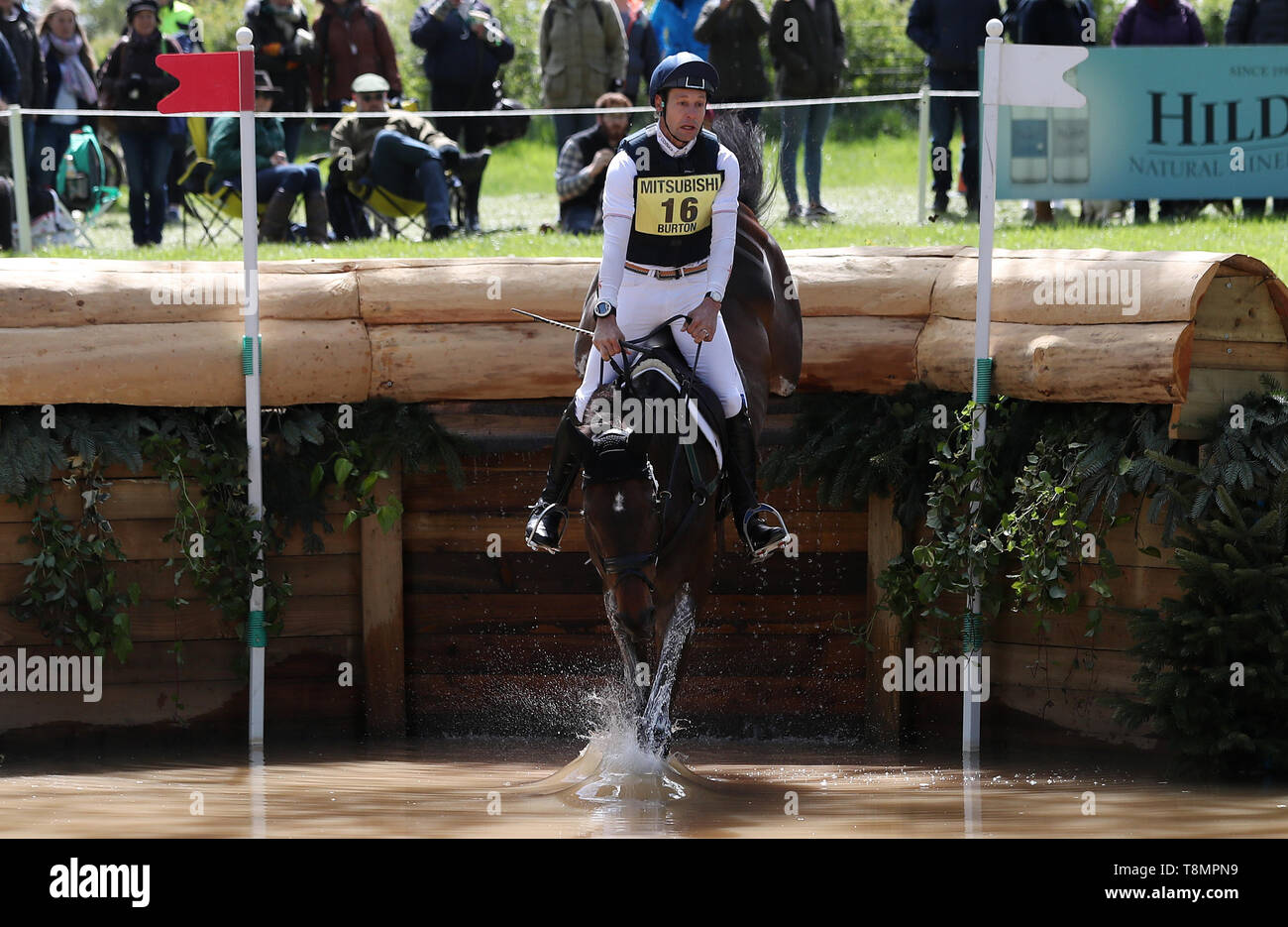 Graf Liberty cavalcato da Christopher Burton sulla croce il paese durante il giorno quattro del 2019 Mitsubishi Motors Badminton Horse Trials a Badminton station wagon, nel Gloucestershire. Stampa foto di associazione. Picture Data: Sabato 4 maggio 2019. Vedere PA storia Badminton equestre. Foto di credito dovrebbe leggere: David Davies/PA FILO Foto Stock