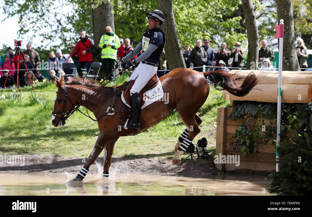 Bango cavalcato da Tim prezzo sul Cross Country durante il giorno quattro del 2019 Mitsubishi Motors Badminton Horse Trials a Badminton station wagon, nel Gloucestershire. Stampa foto di associazione. Picture Data: Sabato 4 maggio 2019. Vedere PA storia Badminton equestre. Foto di credito dovrebbe leggere: David Davies/PA FILO Foto Stock