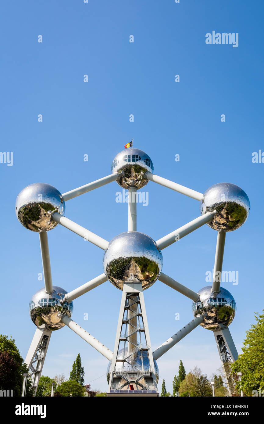 Vista simmetrici del Atomium di Bruxelles in Belgio contro il cielo blu. Foto Stock