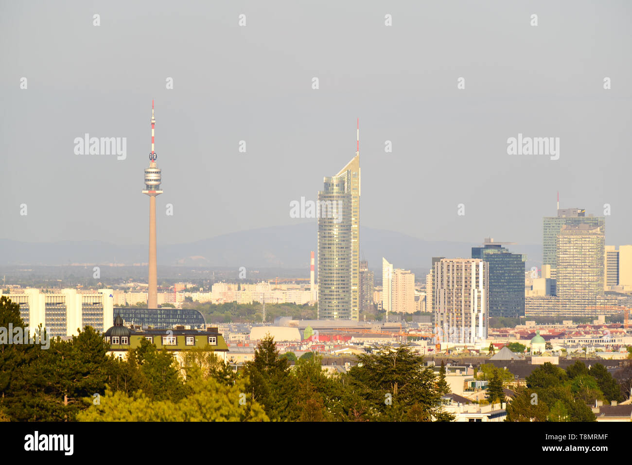 Grattacieli del Centro internazionale di Vienna e uno scenario urbano in scena serale. Foto Stock