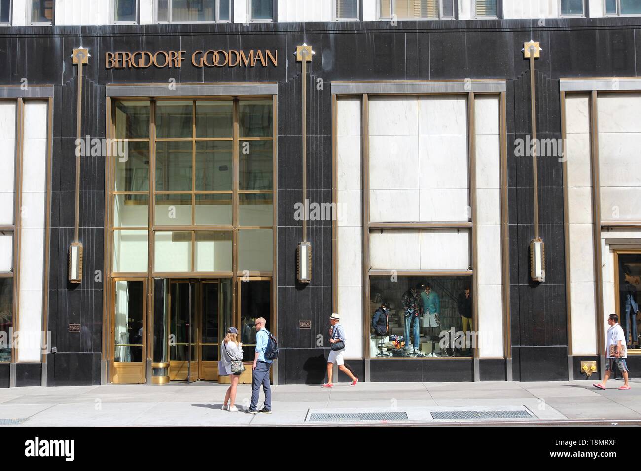 NEW YORK, Stati Uniti d'America - 2 Luglio 2, 2013: Bergdorf Goodman department store di Fifth Avenue, New York. Bergdorf Goodman è un Luxury department store fondata nel 1899 Foto Stock