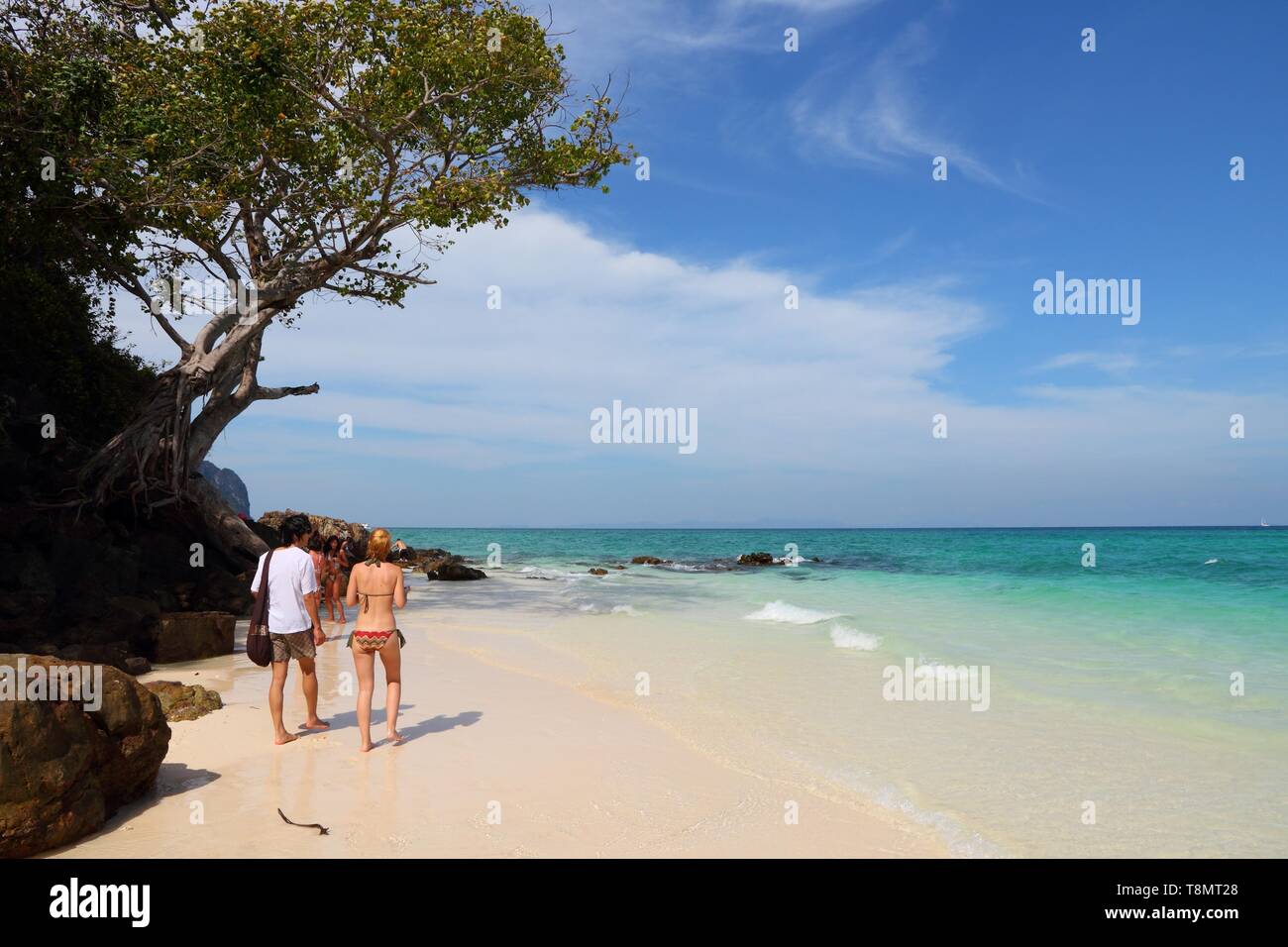 Isola di bambù, Tailandia - 14 dicembre 2013: la gente visita spiaggia sabbiosa in bambù Isola, Thailandia. 29,8 milioni di turisti stranieri hanno visitato la Thailandia in 20 Foto Stock