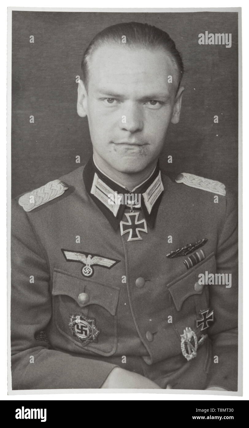 Wehrpass e foto di foglie di quercia vincitore Othmar Pollmann Il Wehrpass (servizio militare libro) con photo id, rilasciato il 16 aprile 1945 a Bad Reichenhall attraverso il Capo di Stato Maggiore dell esercito e alto comando (OKH) rispettivamente. Con numerose iscrizioni: servizio distacchi (IR 20, 95.ID tra gli altri), corsi di formazione e corsi di istruzione, combatte, soggiorni in ospedale, promozioni e decorazioni. Tra gli altri premi, ha ricevuto le foglie di quercia per la Knight's Cross, il tedesco della croce in oro e il combattimento ravvicinato Fermatura in argento e bronzo (vedere pagina 24). Il Wehrpass è in buone condizioni, il Editorial-Use-solo Foto Stock Wehrpass e foto di foglie di quercia vincitore Othmar Pollmann Il Wehrpass (servizio militare libro) con photo id, rilasciato il 16 aprile 1945 a Bad Reichenhall attraverso il Capo di Stato Maggiore dell esercito e alto comando (OKH) rispettivamente. Con numerose iscrizioni: servizio distacchi (IR 20, 95.ID tra gli altri), corsi di formazione e corsi di istruzione, combatte, soggiorni in ospedale, promozioni e decorazioni. Tra gli altri premi, ha ricevuto le foglie di quercia per la Knight's Cross, il tedesco della croce in oro e il combattimento ravvicinato Fermatura in argento e bronzo (vedere pagina 24). Il Wehrpass è in buone condizioni, il Editorial-Use-solo Foto Stock