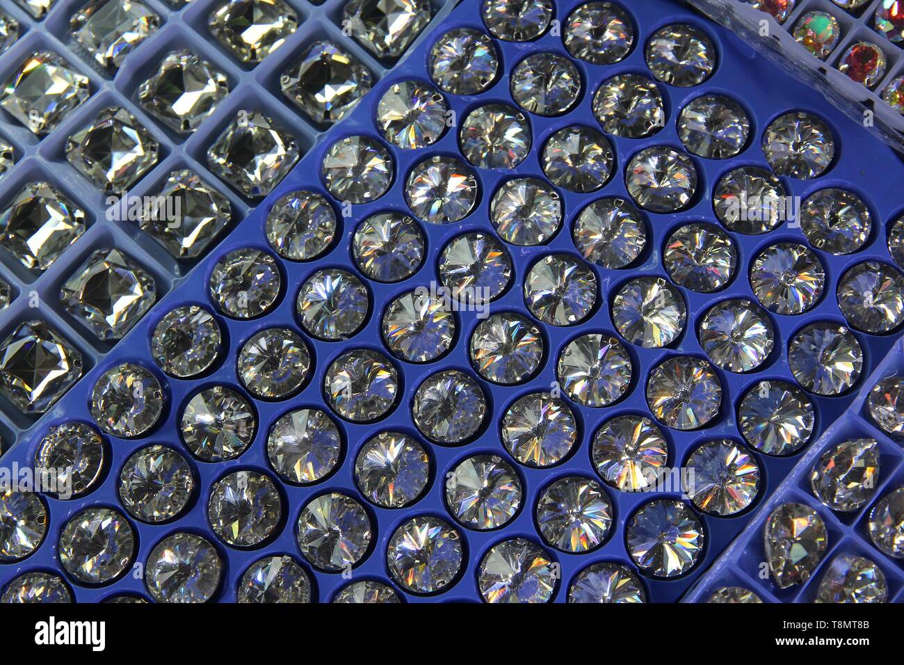 Gemme sintetiche in un mercato di Bangkok, Tailandia. Gioielli di cristallo. Foto Stock