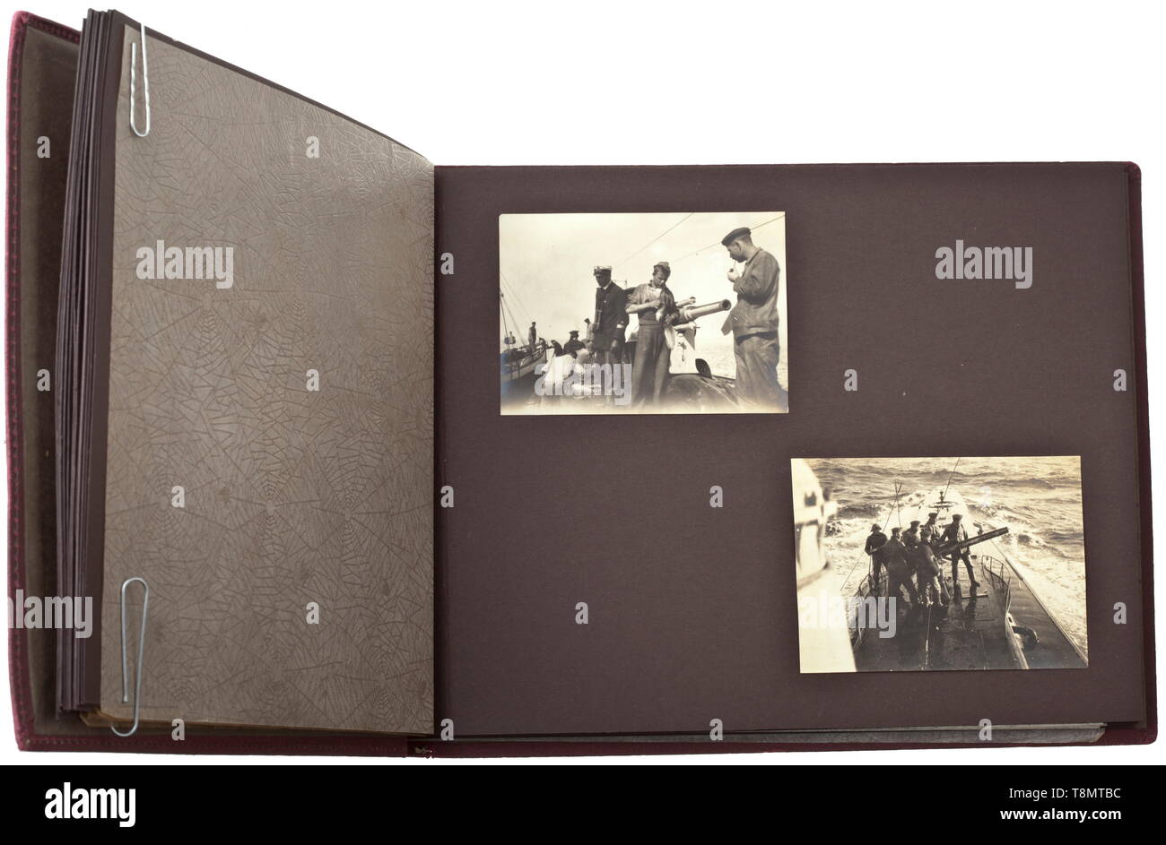 Un album con le foto di sommergibili tedeschi nella prima guerra mondiale con un totale di 59 fotografie, comprese molte foto del sommergibile naviga, dettagli tecnici come i cannoni e pianale superiore. Anche le fotografie di interni, affondamento di navi a vela, marinai indossano uniformi differenti (combinazione di pelle o vestiti per armamento), aliscafi, vita boe di affondato navi. Ufficiali circondata dai loro uomini arruolati quando i sommergibili erano poste in servizio o pronto a lasciare il porto. Dimensioni delle fotografie 5 x 8 a 9 x 11 cm. Dimensioni del , Additional-Rights-Clearance-Info-Not-Available Foto Stock