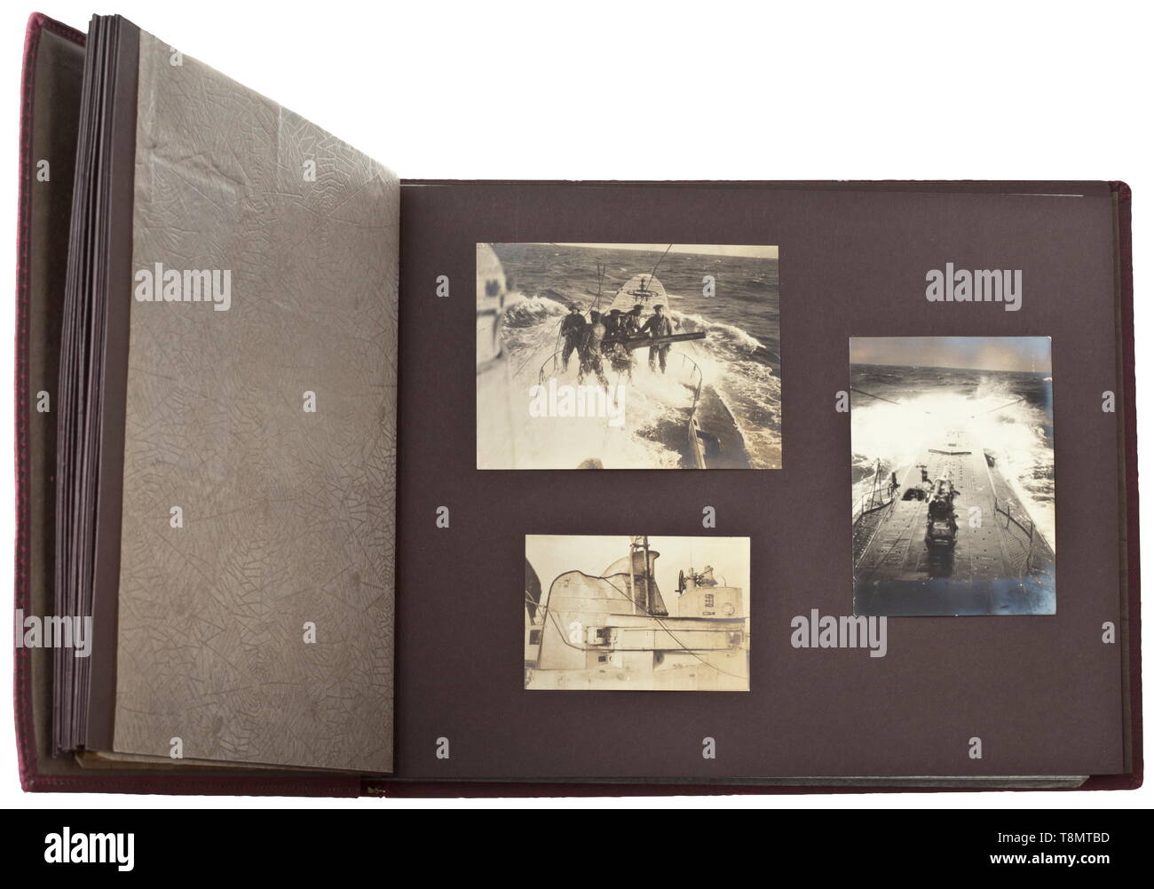Un album con le foto di sommergibili tedeschi nella prima guerra mondiale con un totale di 59 fotografie, comprese molte foto del sommergibile naviga, dettagli tecnici come i cannoni e pianale superiore. Anche le fotografie di interni, affondamento di navi a vela, marinai indossano uniformi differenti (combinazione di pelle o vestiti per armamento), aliscafi, vita boe di affondato navi. Ufficiali circondata dai loro uomini arruolati quando i sommergibili erano poste in servizio o pronto a lasciare il porto. Dimensioni delle fotografie 5 x 8 a 9 x 11 cm. Dimensioni del , Additional-Rights-Clearance-Info-Not-Available Foto Stock