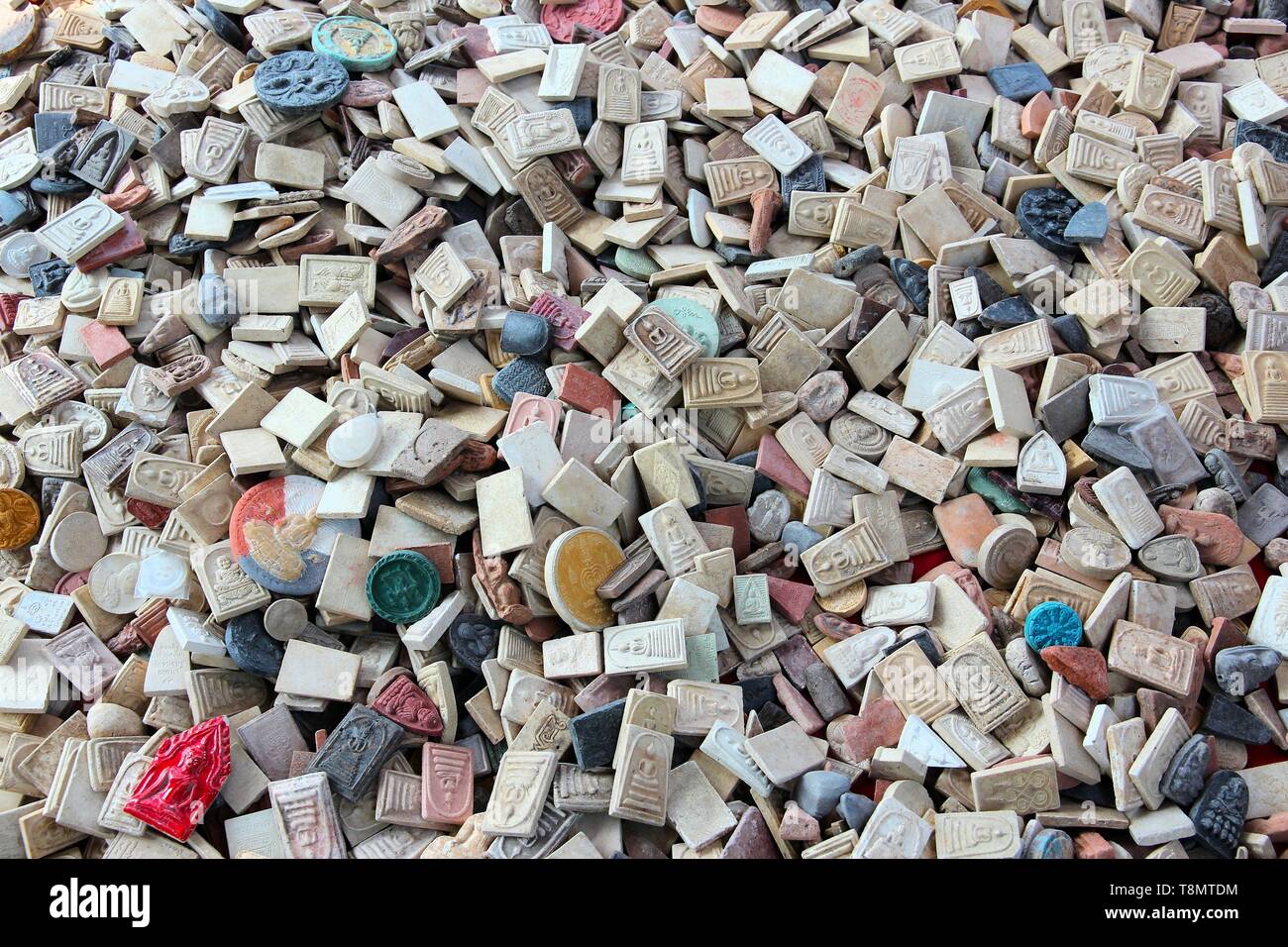 Bangkok, Thailandia - mercato amuleto con pietra e metallo talismani buddisti portando fortuna e buona fortuna. Foto Stock