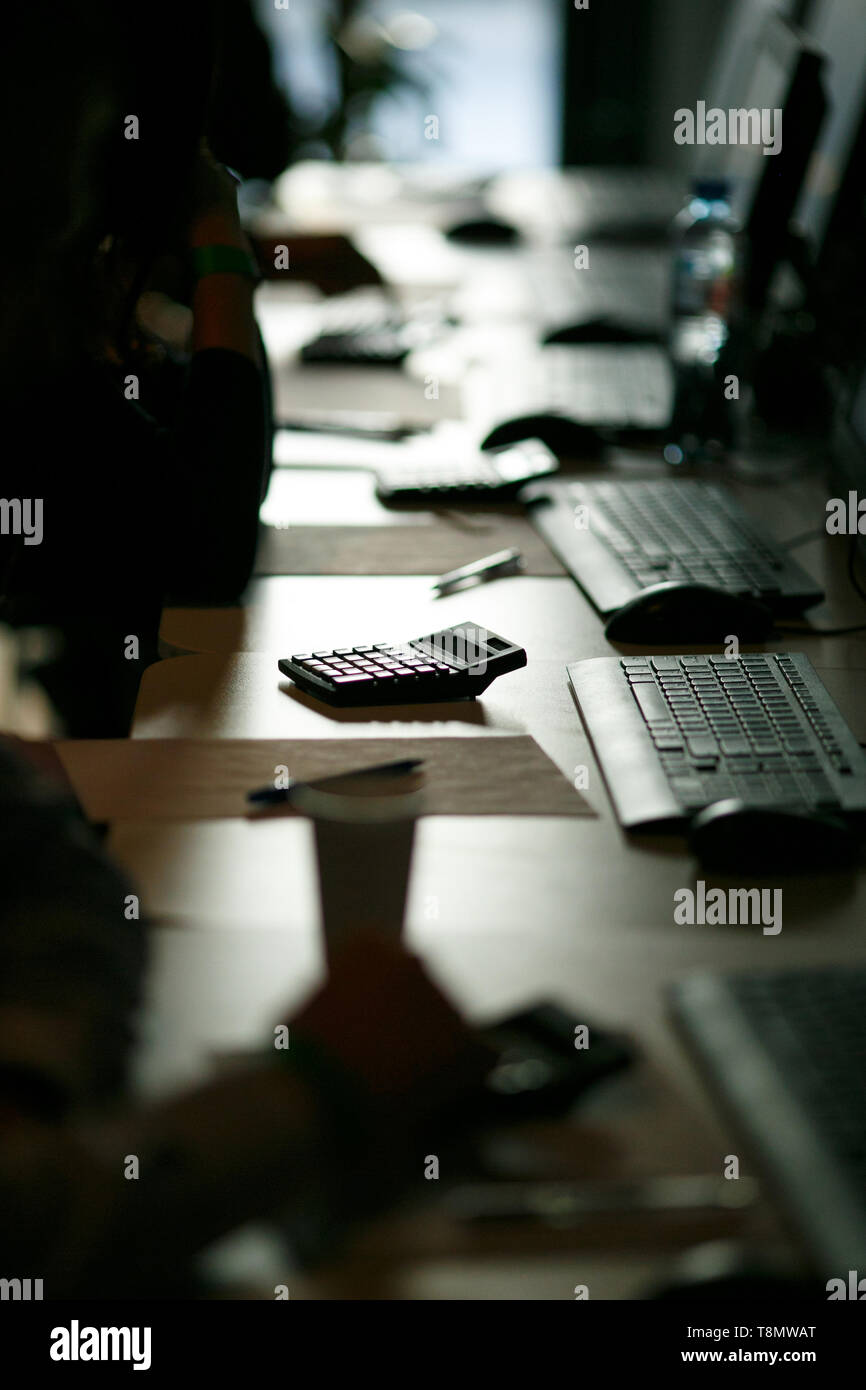 Classe Computer, preparazione per l'esame, la mattina presto, retroilluminazione dalla finestra in un modo oscuro, close up, verticale Foto Stock