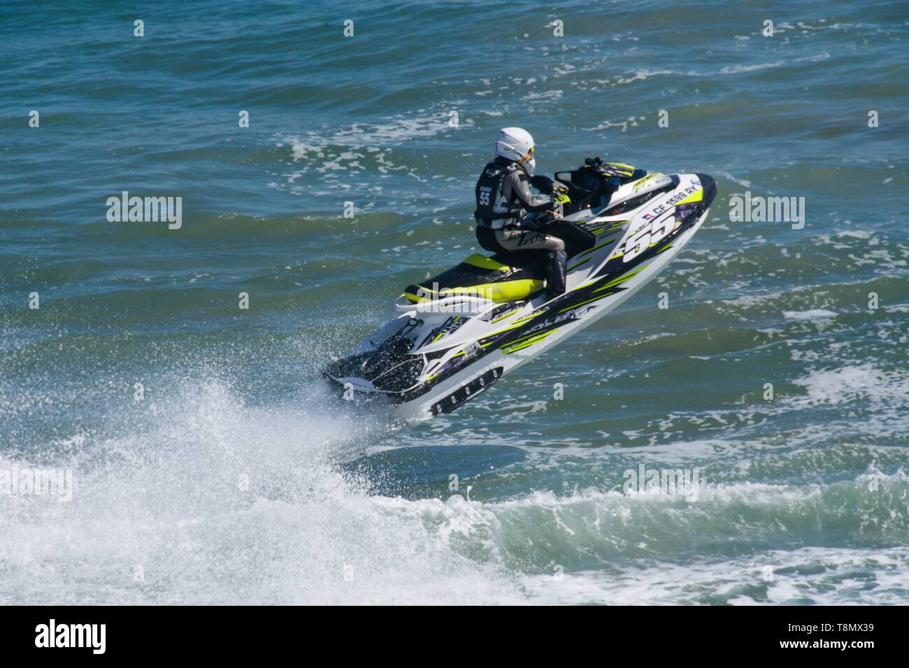 Huntington Beach, CA - Aprile 7 2019: Jet sciatore in competizione in offshore surf PWC gara a seconda annua Huntington Beach Moto-Surf e Freeride mostra. Foto Stock