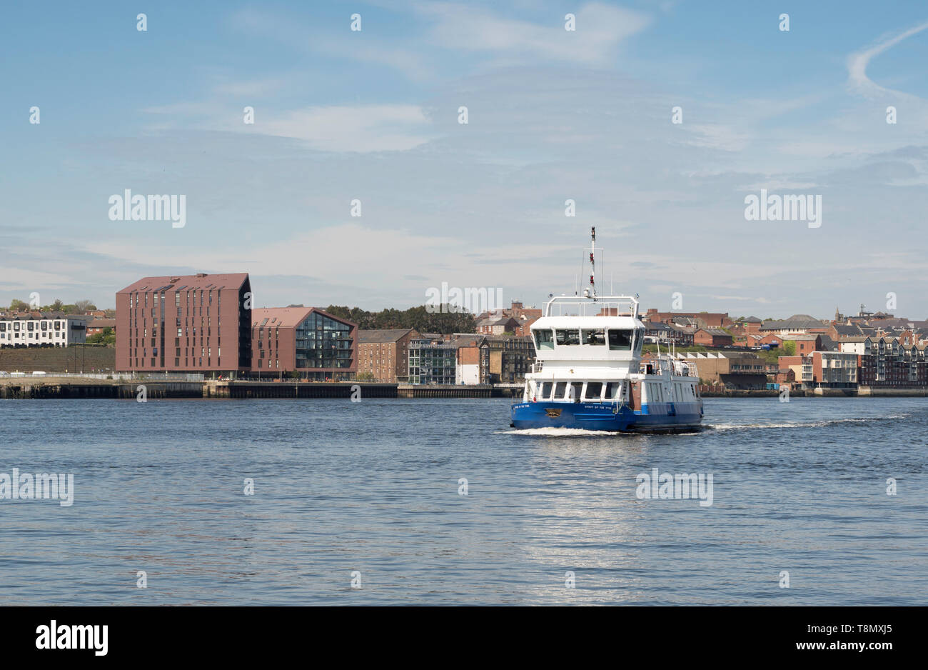 Le protezioni dello spirito del traghetto del Tyne attraversando il fiume Tyne con nuovi edifici di appartamenti in North Shields dietro, North East England, Regno Unito Foto Stock