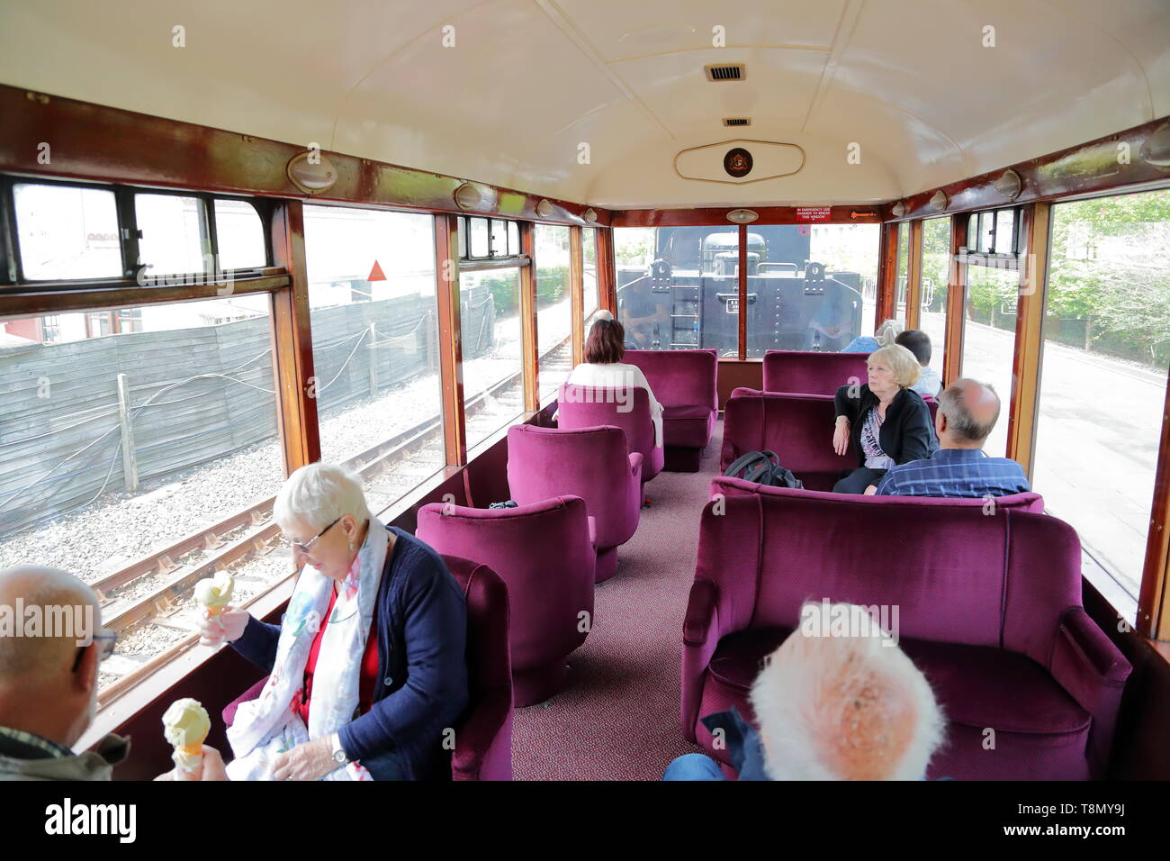 All'interno del primo carrello di classe Devon Belle della British Railways treno a vapore a Paignton stazione, Devon, Regno Unito Foto Stock All'interno del primo carrello di classe Devon Belle della British Railways treno a vapore a Paignton stazione, Devon, Regno Unito Foto Stock