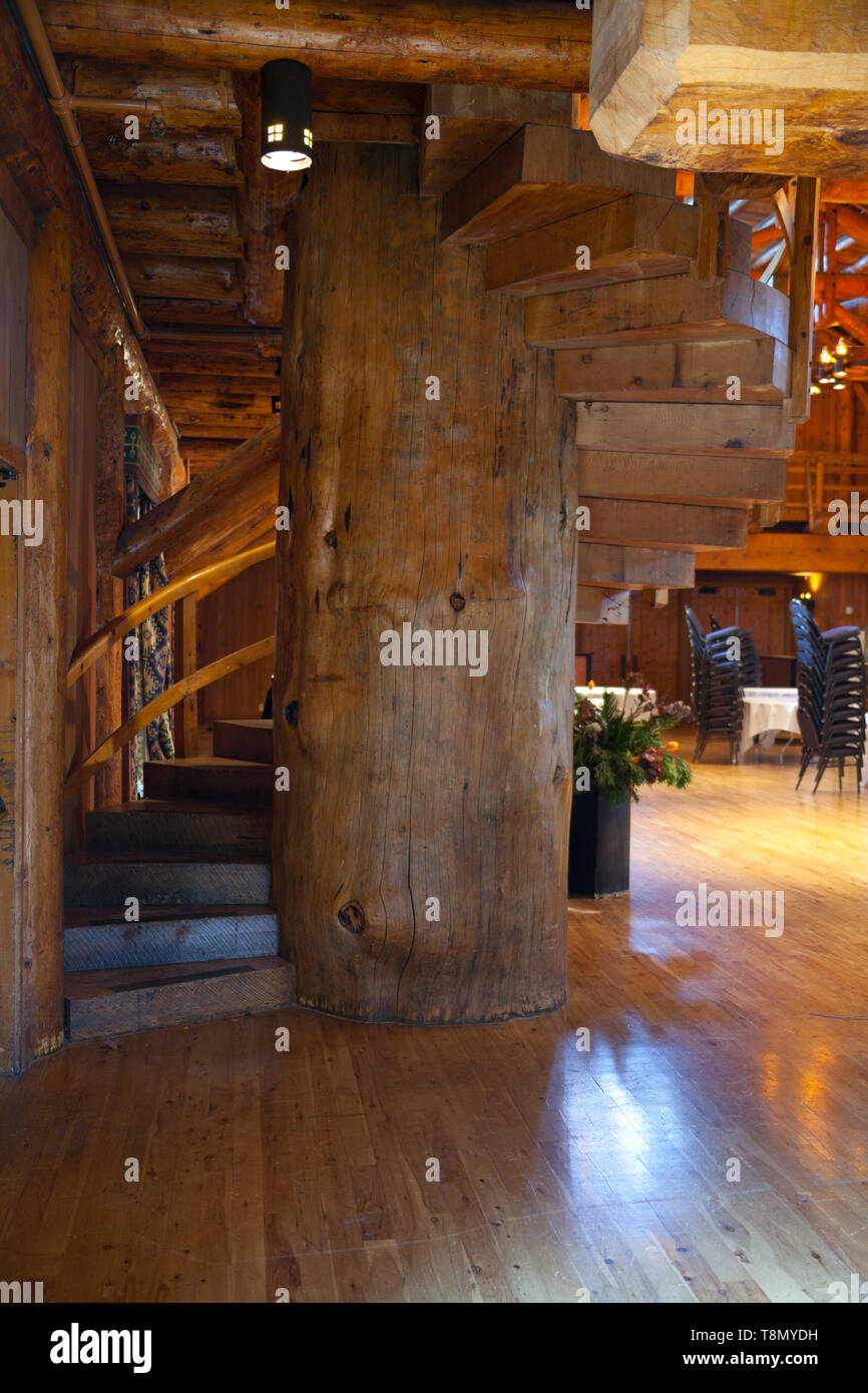 Il Grand Hall visualizza molti rustico caratteristiche di costruzione in questa elegantemente nominato funzionario pasticcio dell edificio utilizzando mano registri squadrate e pietre native. Foto Stock