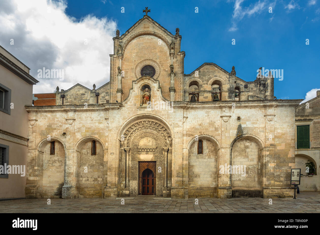 Facciata della chiesa di San Giovanni Battista, pugliese di architettura romanica Matera Foto Stock