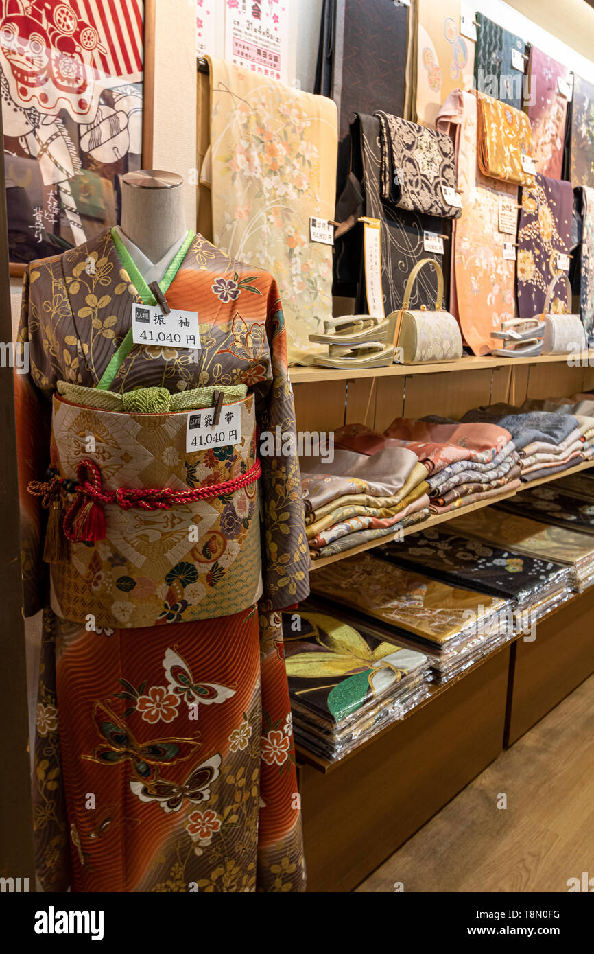 Ci sono un sacco di negozi dove u può noleggiare o acquistare kimono tradizionali di Asakusa. I tessuti sono adornate con bella tradizionali modelli giapponesi Foto Stock