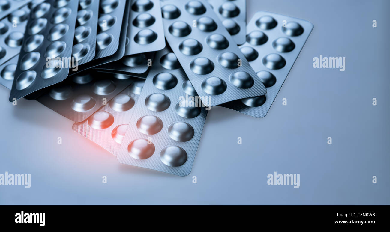 Pila di compresse pillola in confezione blister per proteggere il farmaco dalla luce. Foglio di alluminio argentato confezione blister. Industria farmaceutica. Farmacia processo di produ Foto Stock