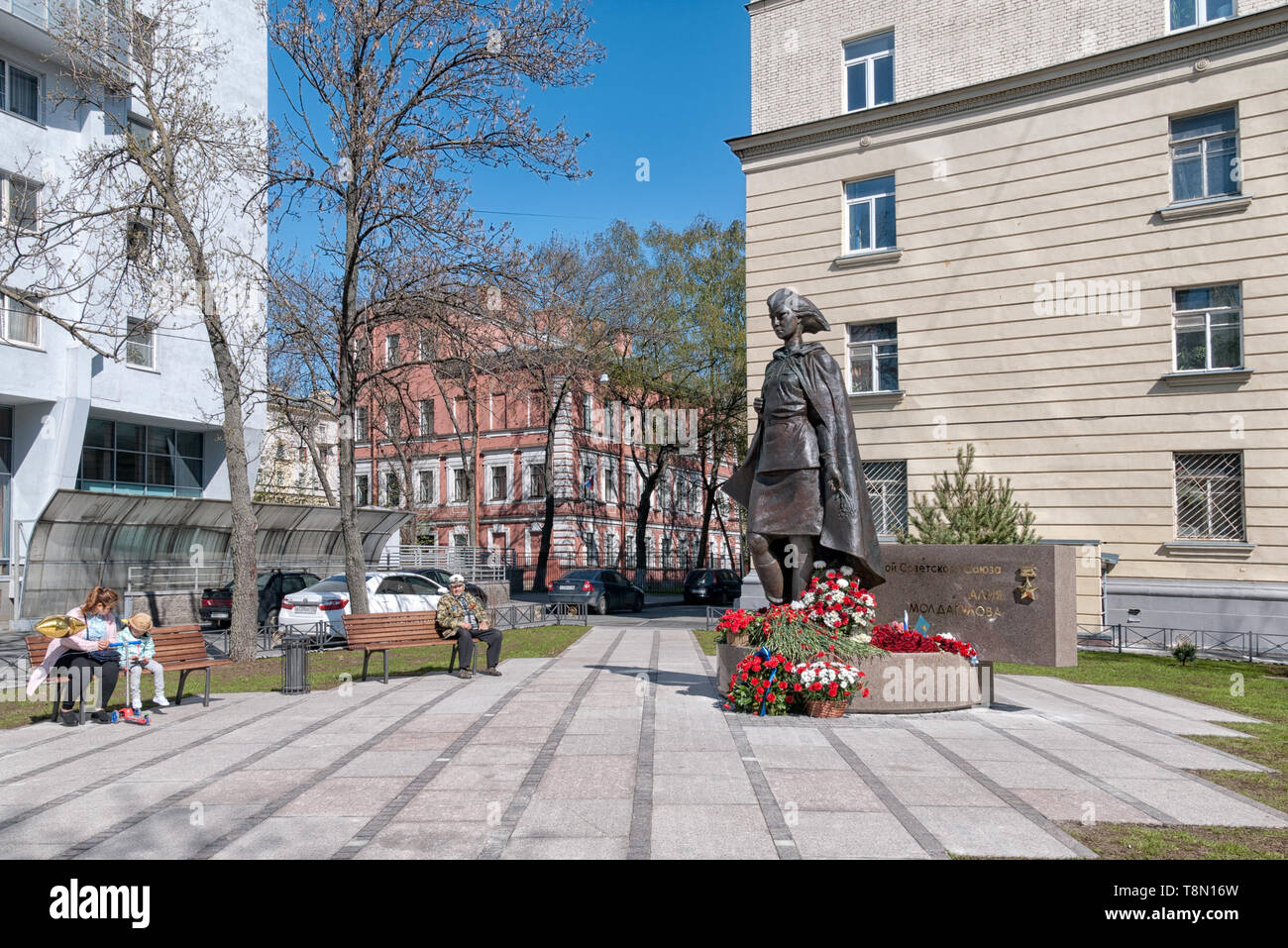 San Pietroburgo, Russia - 9 Maggio 2019: la scultura alla Heroe dell Unione Sovietica Aliya Moldagulova Foto Stock